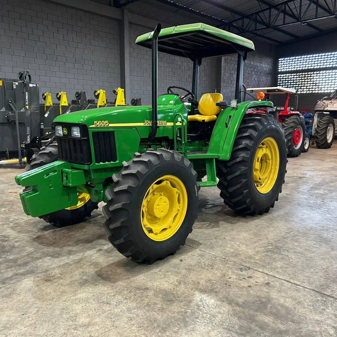 Trator John Deere 5605 4x4 – Ano 2009 – Funcionando